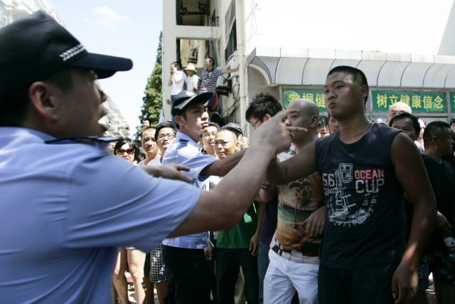 Συγκρούσεις αστυνομίας και διαδηλωτών για μία ρυπογόνο χαρτοποιία στην Κίνα